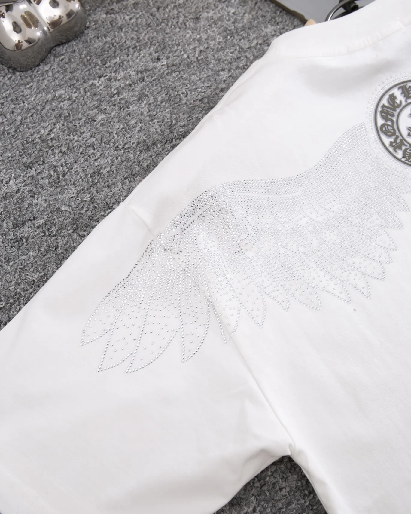P190 CHROME HEARTS hot-drilled short-sleeved T-shirt. The front and rear panels are marked with high-end hot-drilled flower craftsmanship. The fabric is comfortable and soft, and the high-end washing water is used. The ribs are customized and dyed in the same cylinder. Three standards are complete, the official website is synchronized, and the original mold is opened. The same style for men and women. It is also a practical item that is necessary for daily use. Color: Black White Pink Size: S M L XL